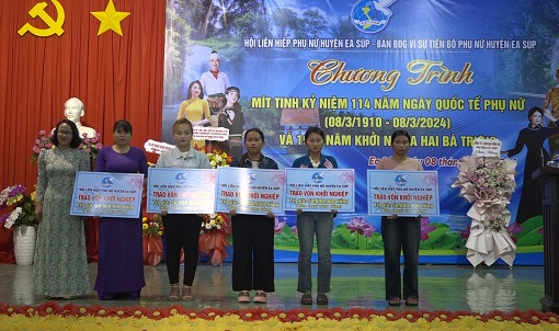 NHCSXH huyện trao vốn hỗ trợ khởi nghiệp cho hội viên phụ nữ